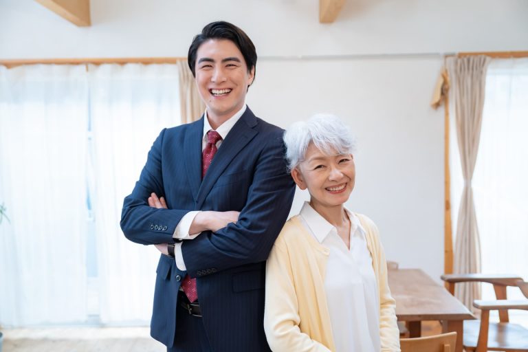 親の介護が始まったら仕事はどうする？介護離職を避ける制度と相談先
