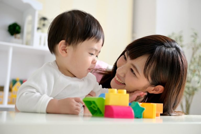 保活はいつから始める？共働き家庭の4月入園までの流れを解説
